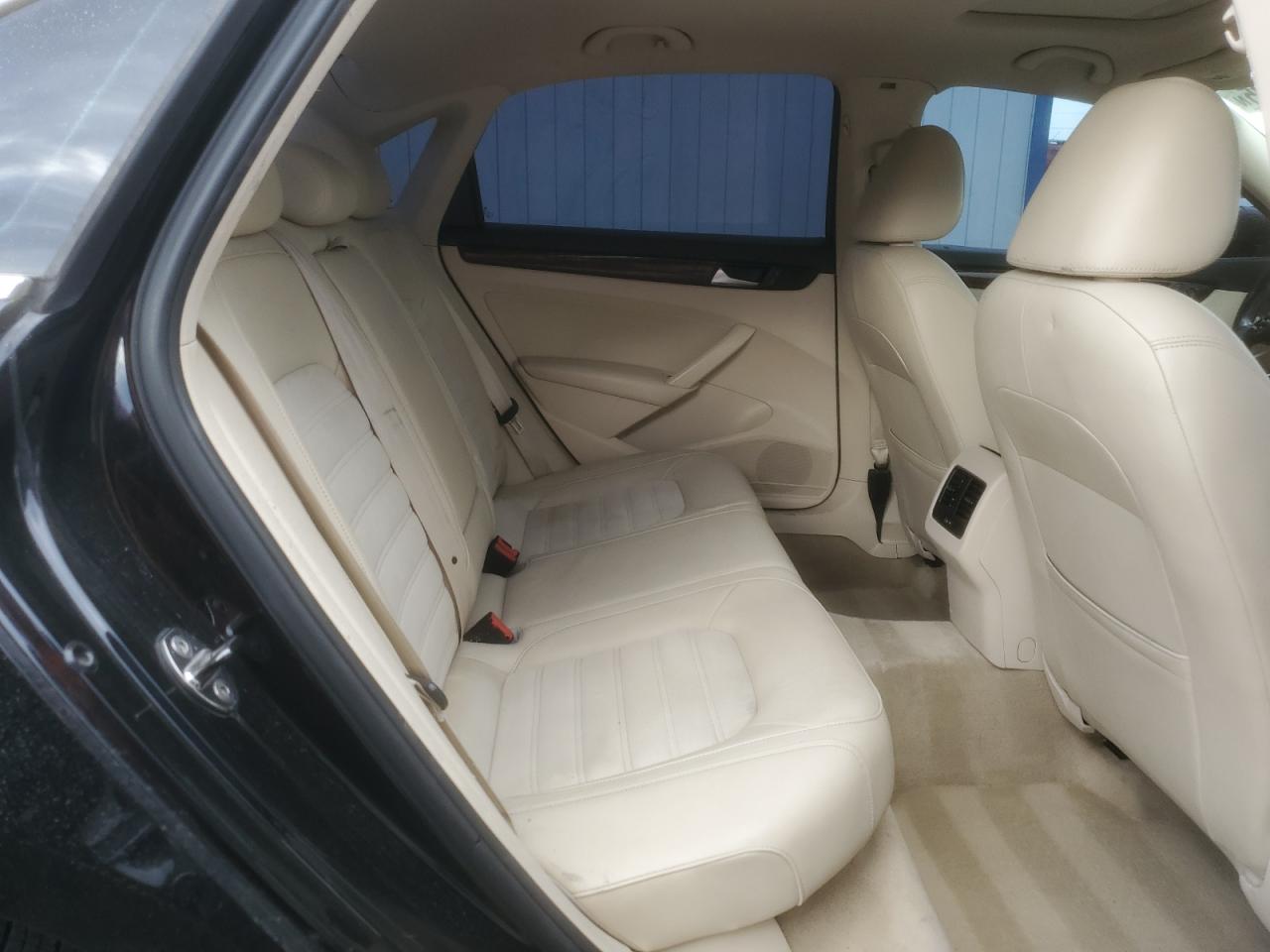 2013 Volkswagen Passat Sel VIN: 1VWCM7A38DC055896 Lot: 70320085