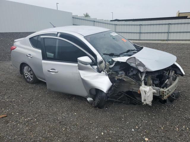  NISSAN VERSA 2019 Srebrny