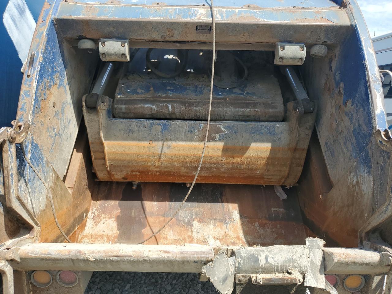 2008 International 7400 Refuse Truck VIN: 1HTWGAAT38J690825 Lot: 69668325