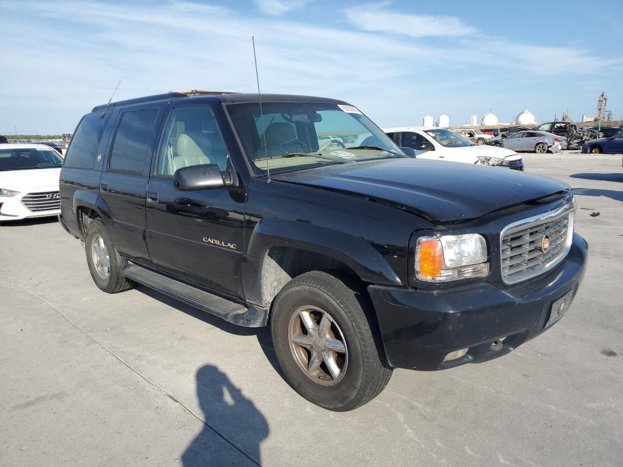 1GYEK13R0YR167895 2000 Cadillac Escalade