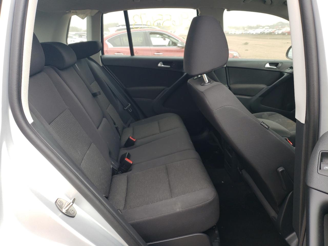 2017 Volkswagen Tiguan - Image 11
