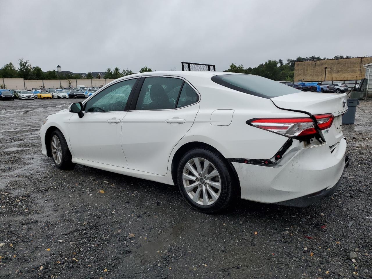 4T1B11HK3JU582425 2018 TOYOTA CAMRY - Image 2