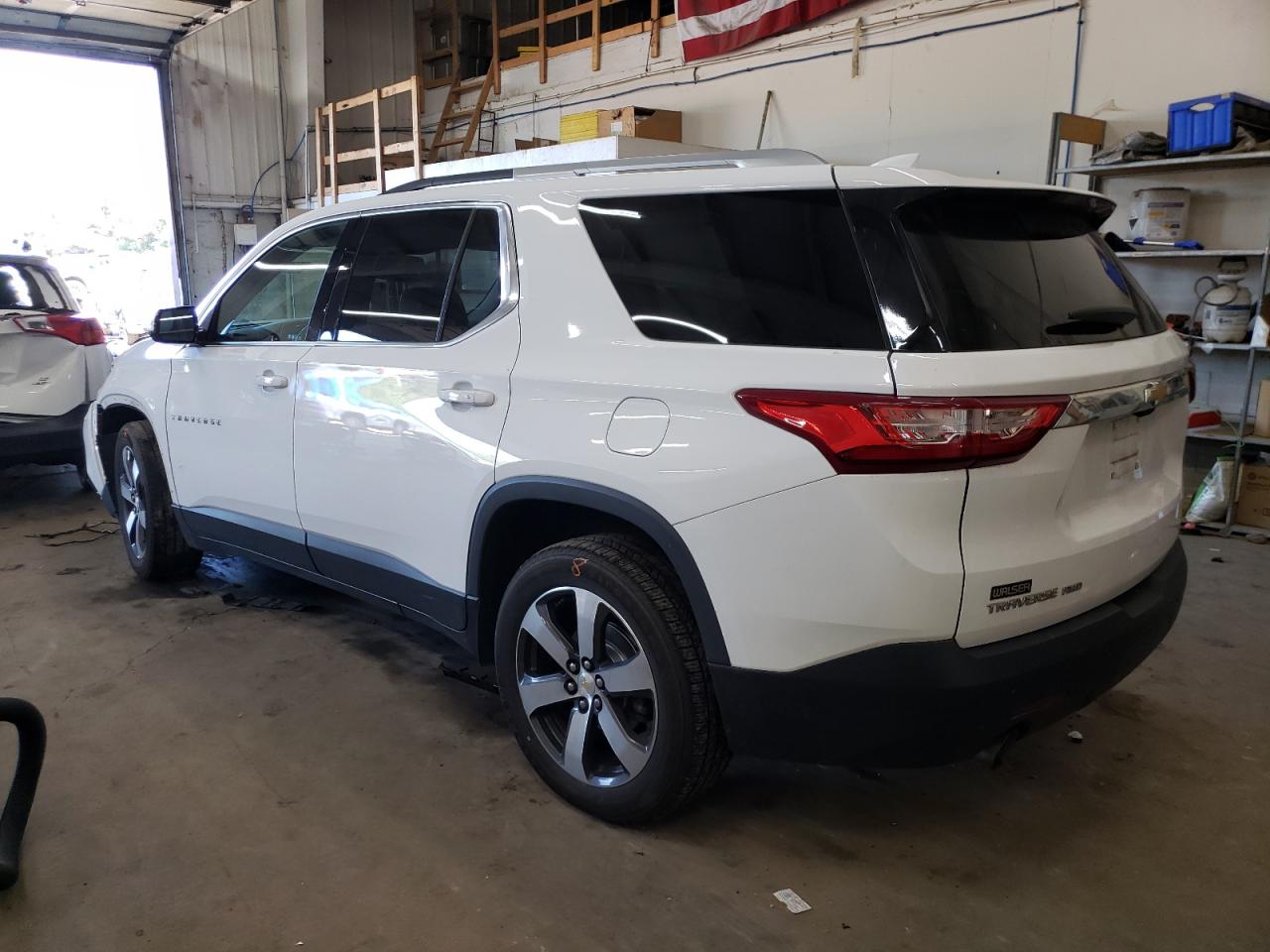 1GNEVHKW4JJ120927 2018 CHEVROLET TRAVERSE - Image 2