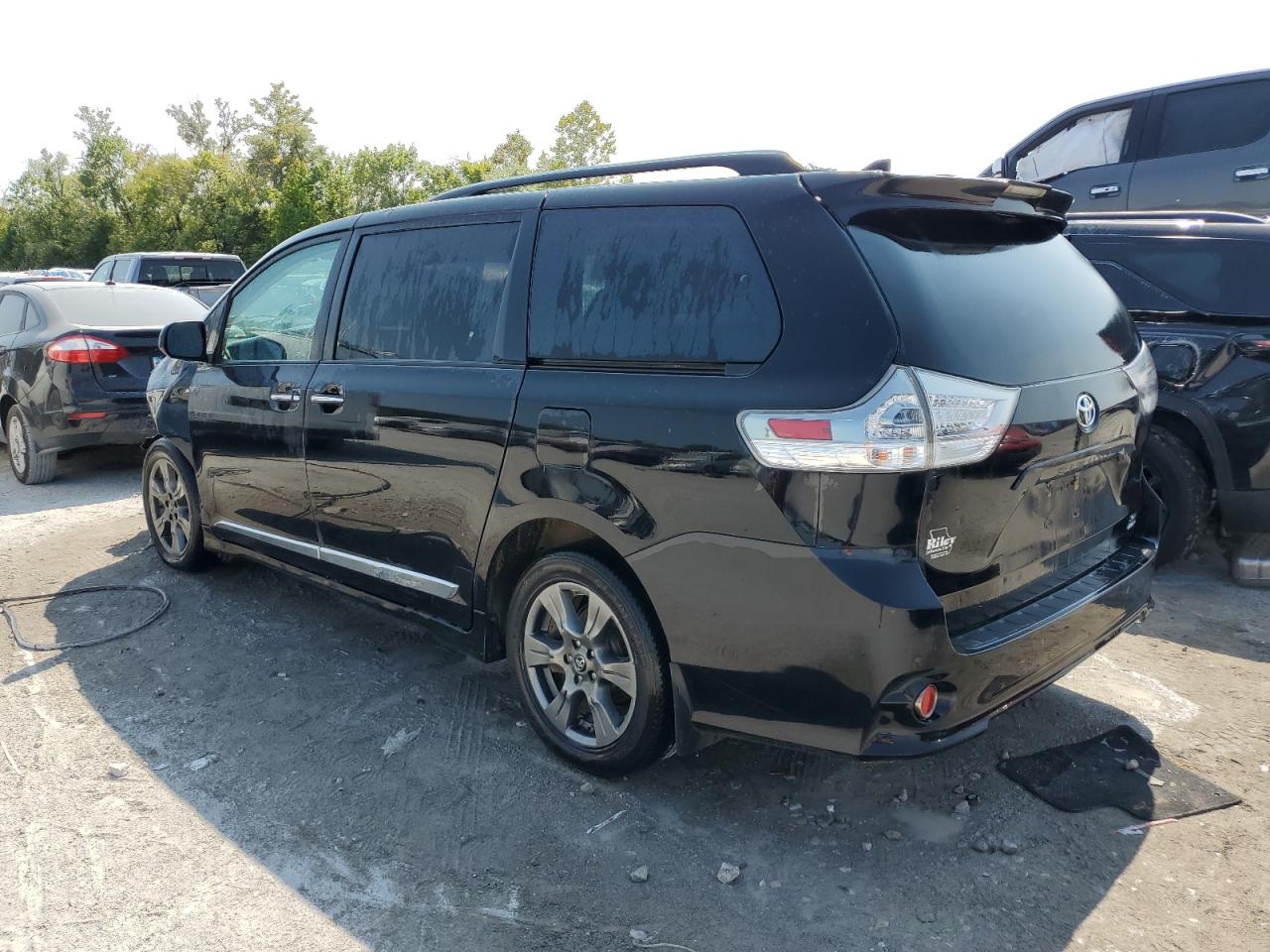 5TDEZ3DCXKS218626 2019 TOYOTA SIENNA - Image 2