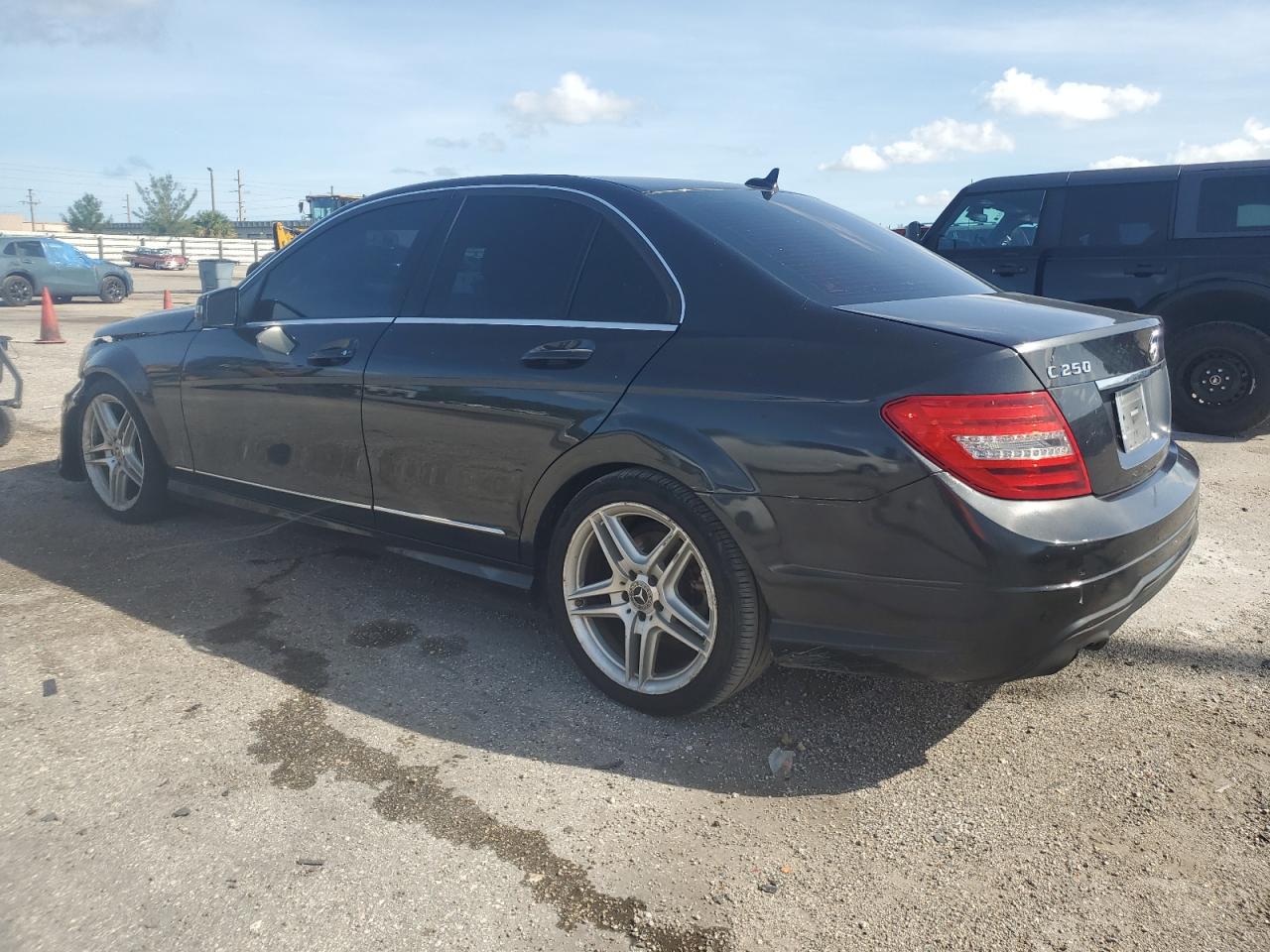 VIN WDDGF4HB9DR261631 2013 MERCEDES-BENZ C-CLASS no.2