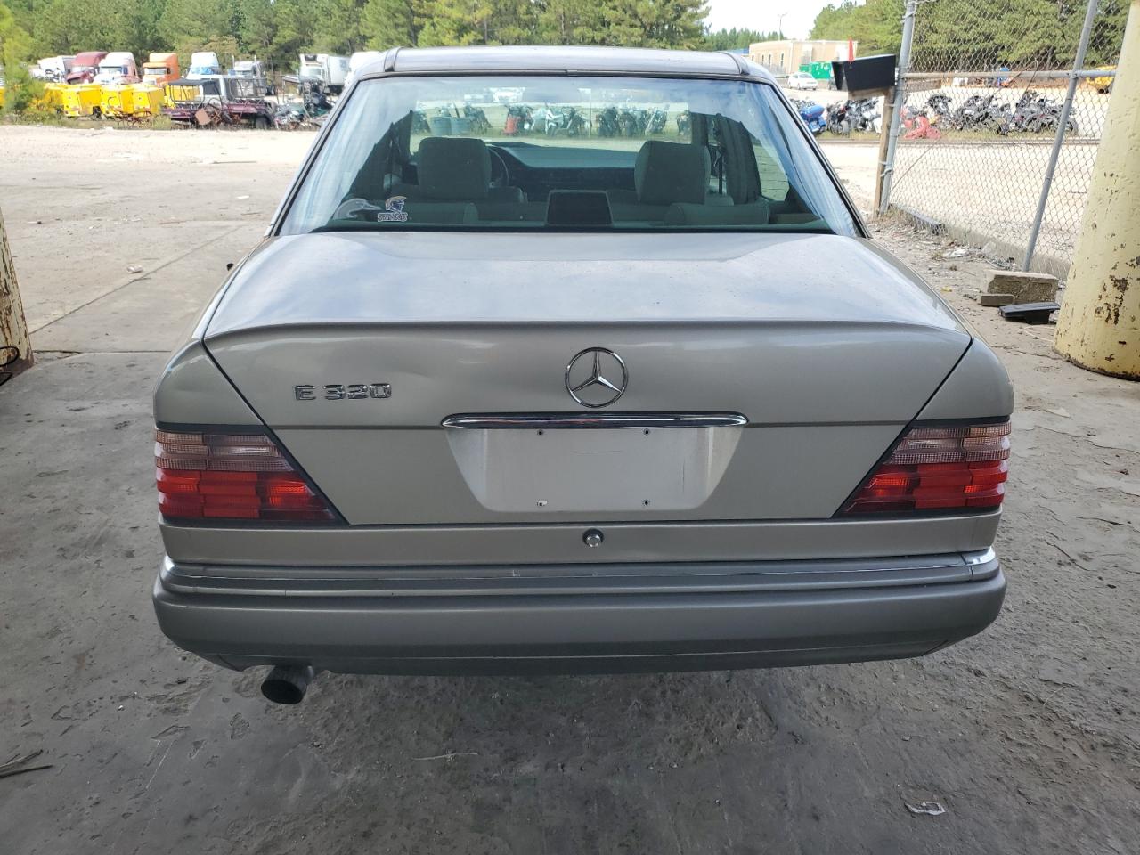 1995 Mercedes-Benz E 320 Base VIN: WDBEA32E4SC269955 Lot: 72137264