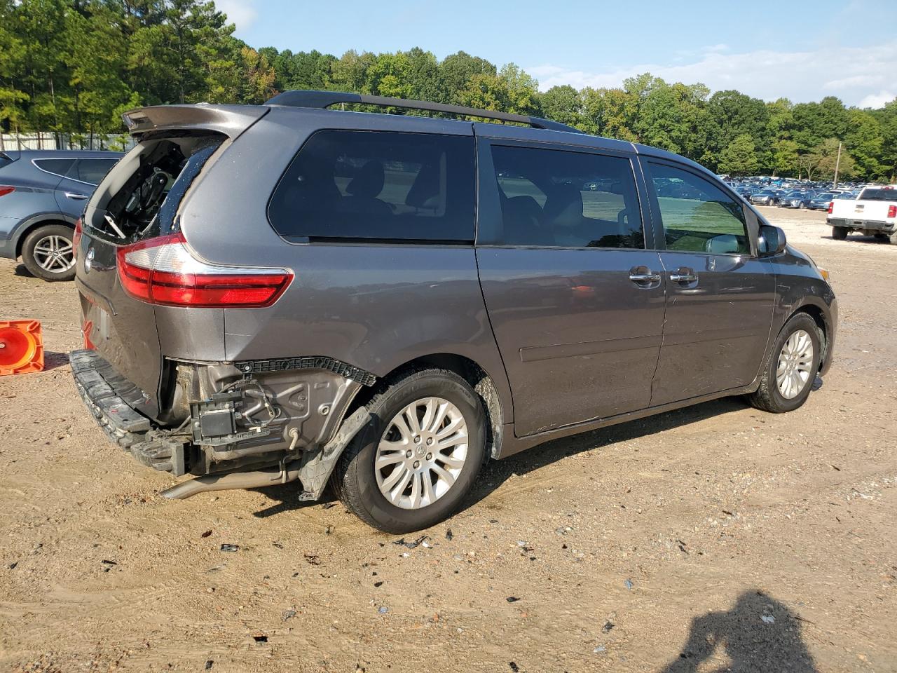 2015 Toyota Sienna - Image 3