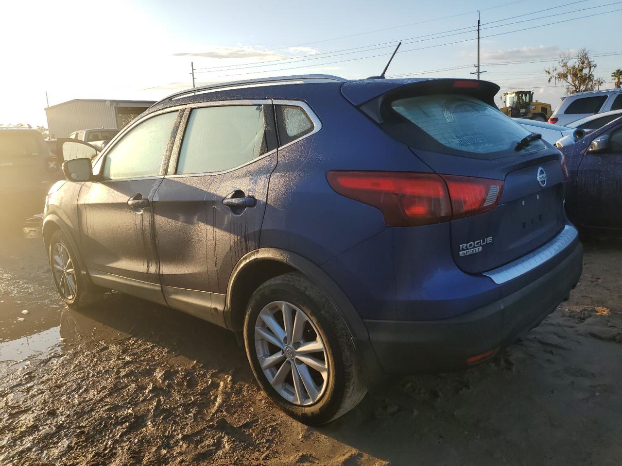 JN1BJ1CRXJW252846 2018 NISSAN ROGUE - Image 2