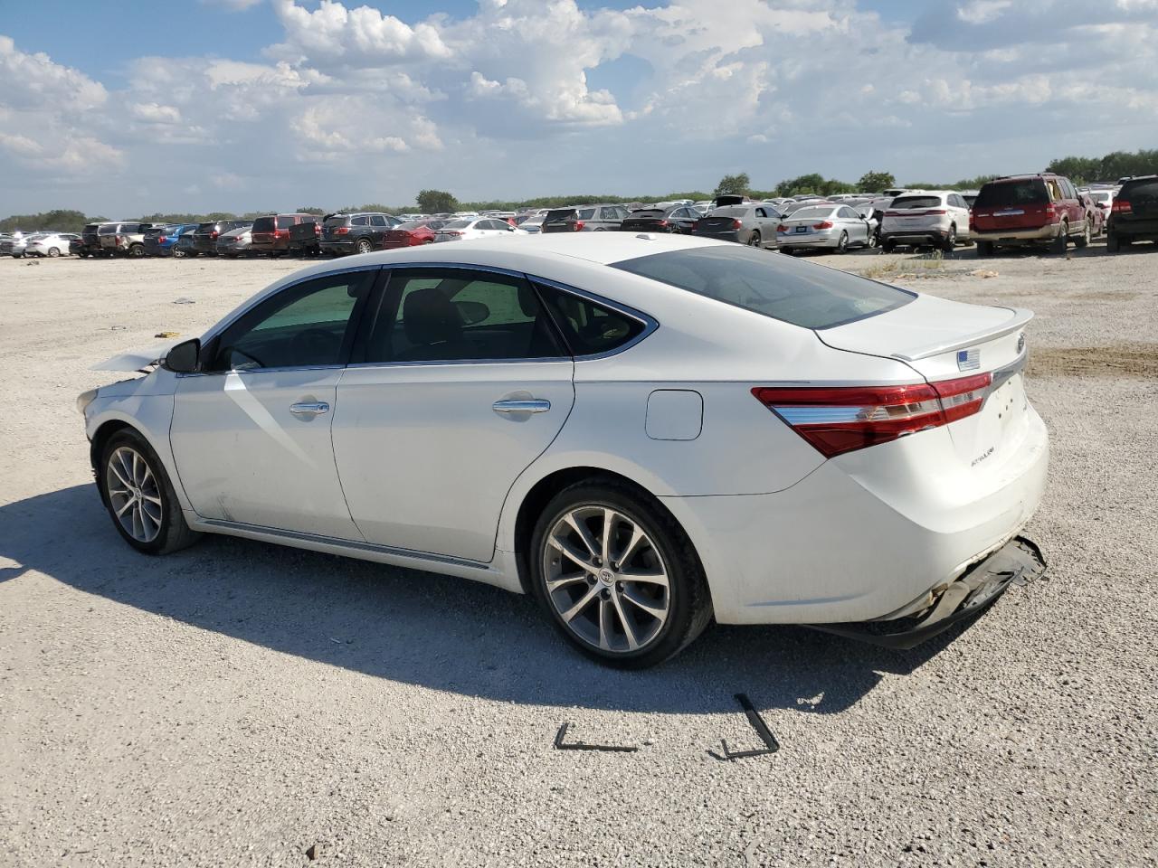 2015 Toyota Avalon - Image 2