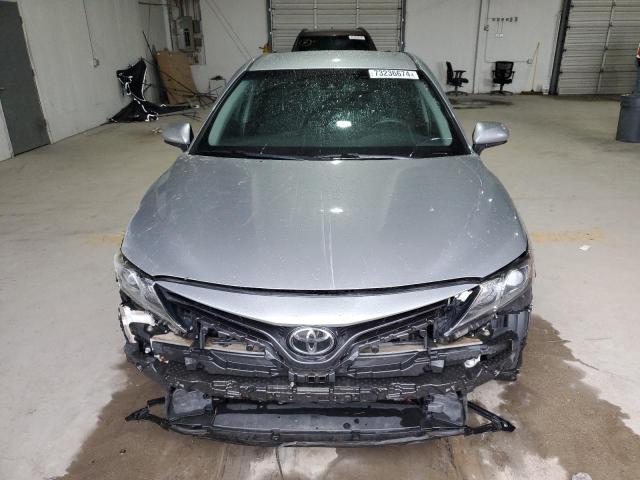  TOYOTA CAMRY 2018 Srebrny