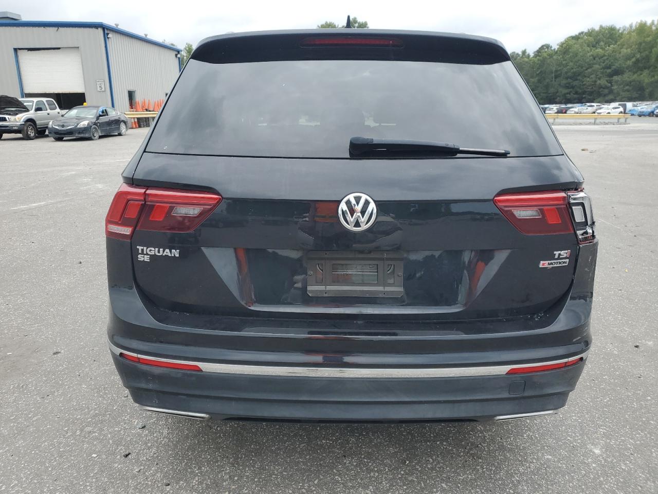 3VV2B7AX8JM150431 2018 Volkswagen Tiguan Se