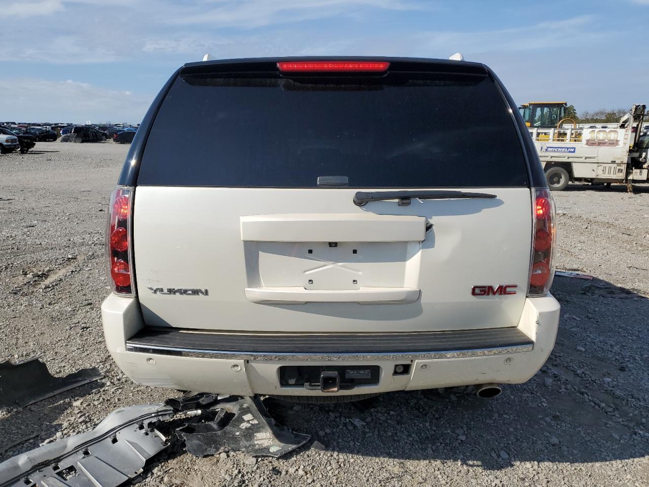 1GKS1EEF9ER221054 2014 GMC Yukon Denali