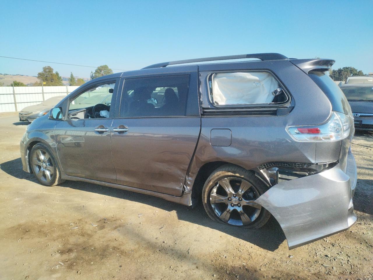 5TDXK3DC7FS669547 2015 TOYOTA SIENNA - Image 2