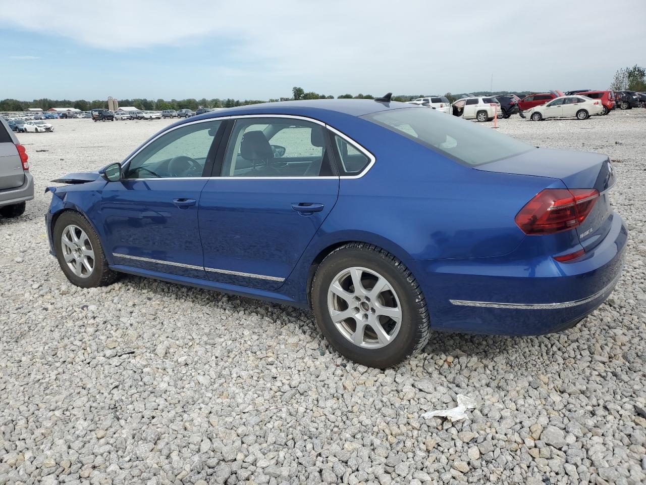 2017 Volkswagen Passat - Image 2