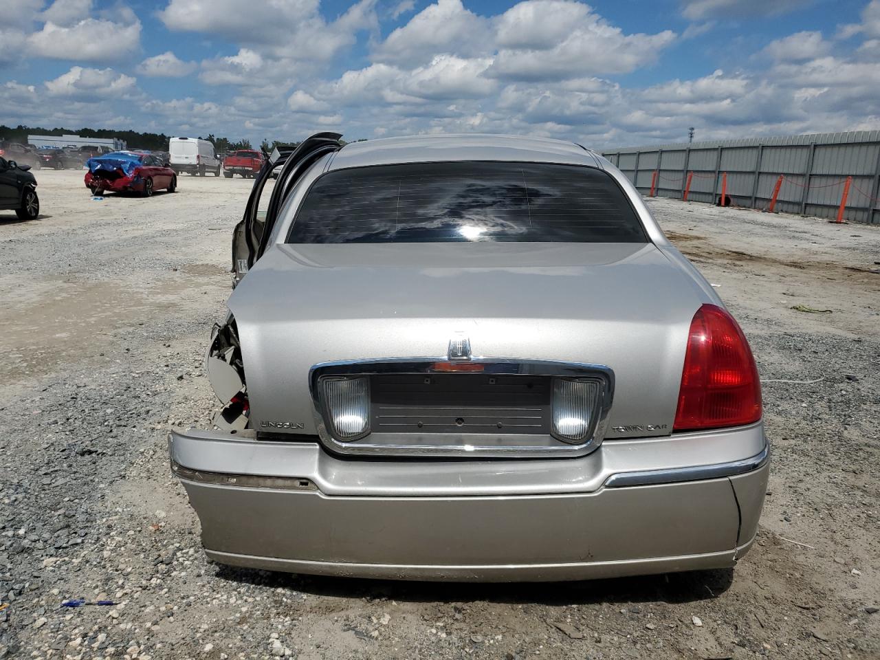 2007 Lincoln Town Car Signature Limited VIN: 1LNHM82W07Y634357 Lot: 71675244