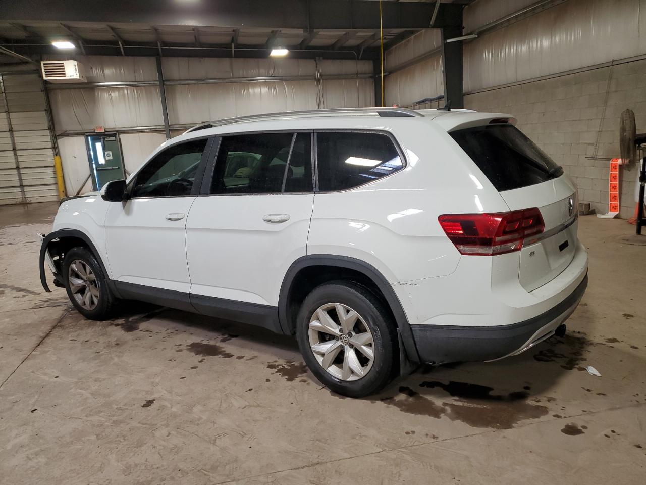 1V2DR2CA1JC527177 2018 VOLKSWAGEN ATLAS - Image 2