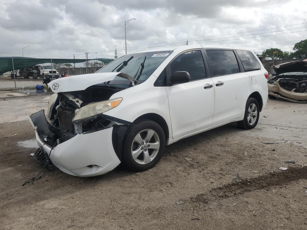 2015 Toyota Sienna - Image 1