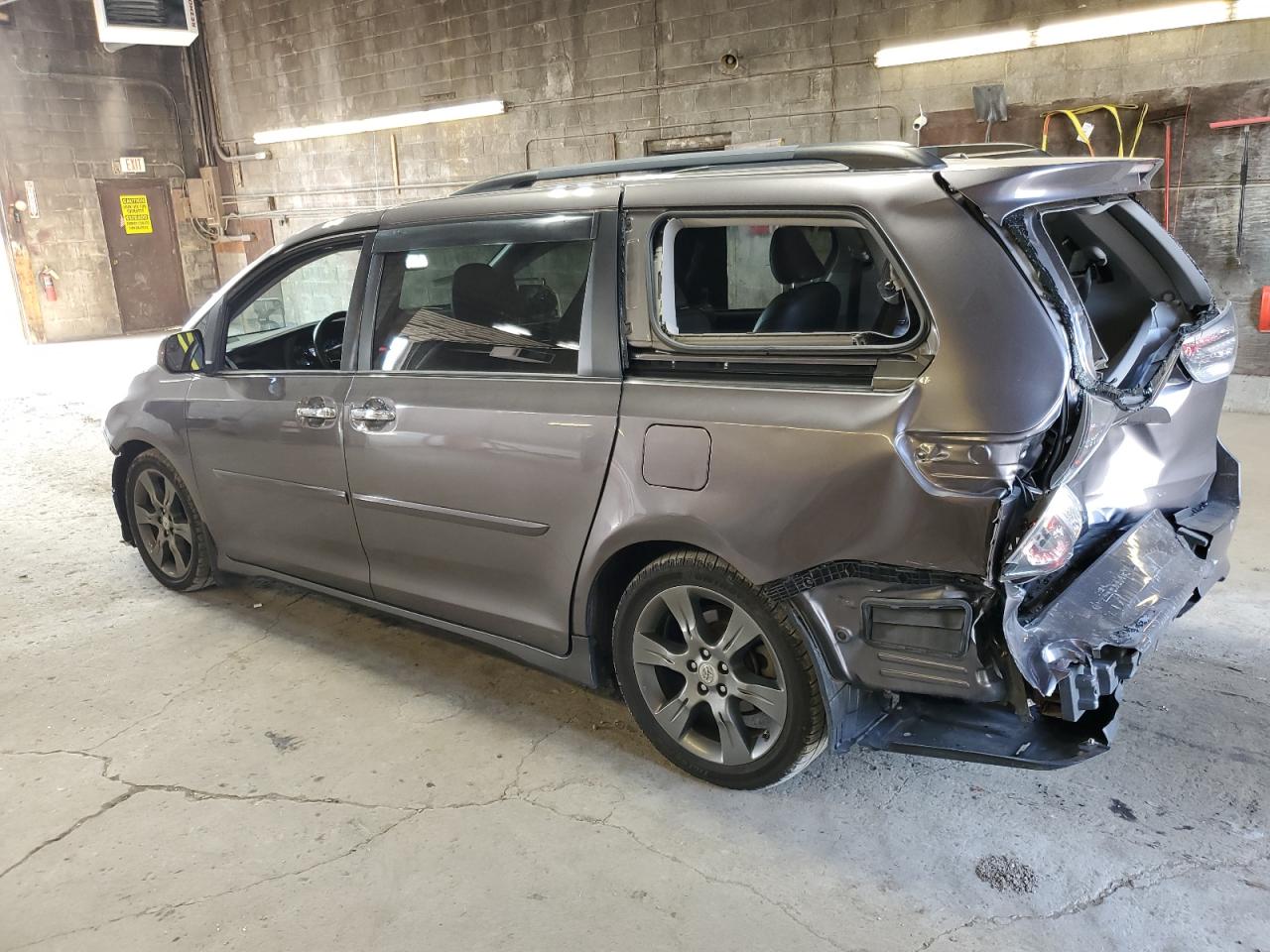 5TDXK3DC9FS569059 2015 TOYOTA SIENNA - Image 2