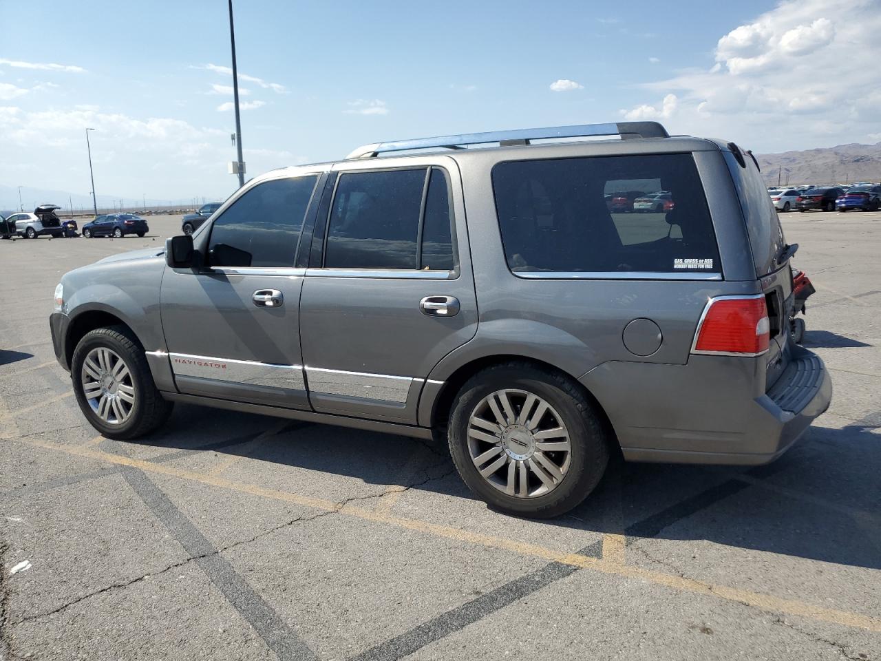2011 Lincoln Navigator - Image 2