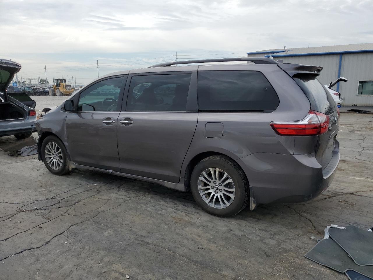 5TDYZ3DC2LS022209 2020 TOYOTA SIENNA - Image 2