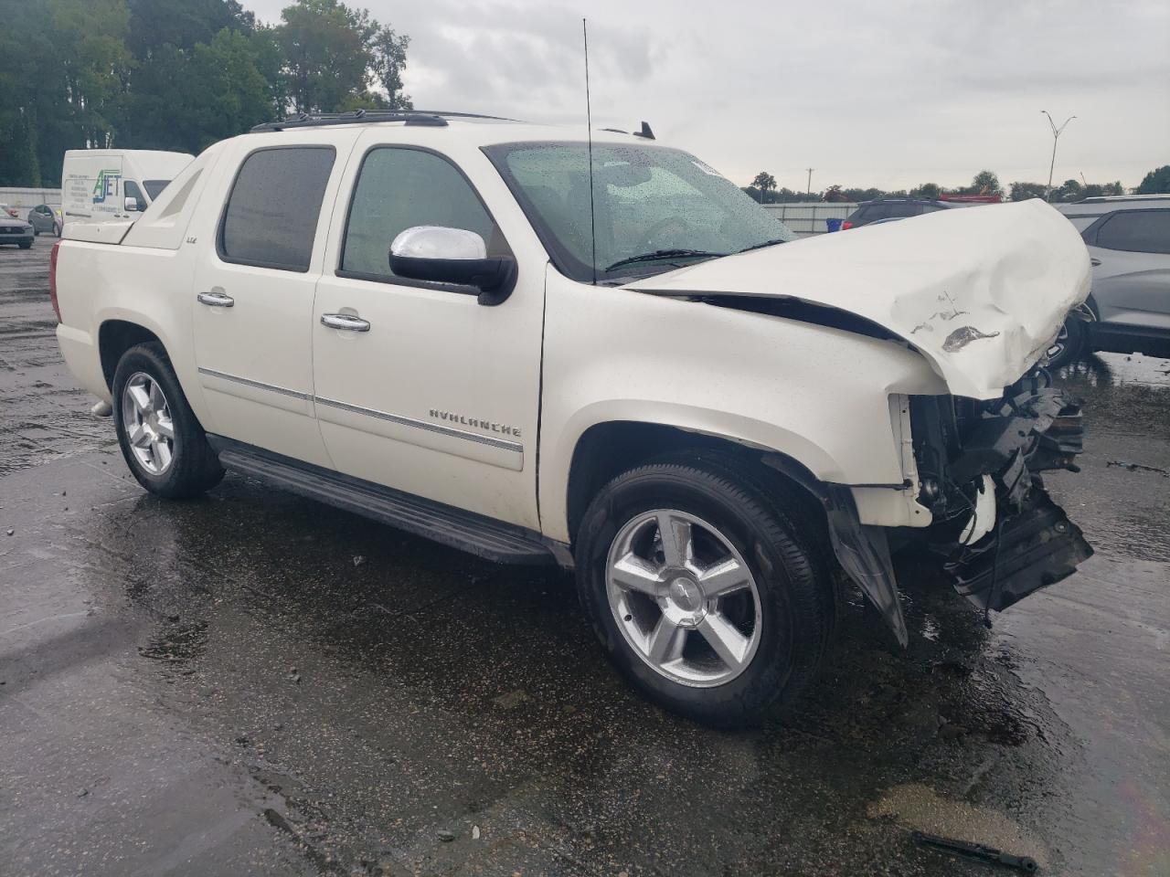 3GNTKGE33BG151326 2011 Chevrolet Avalanche Ltz