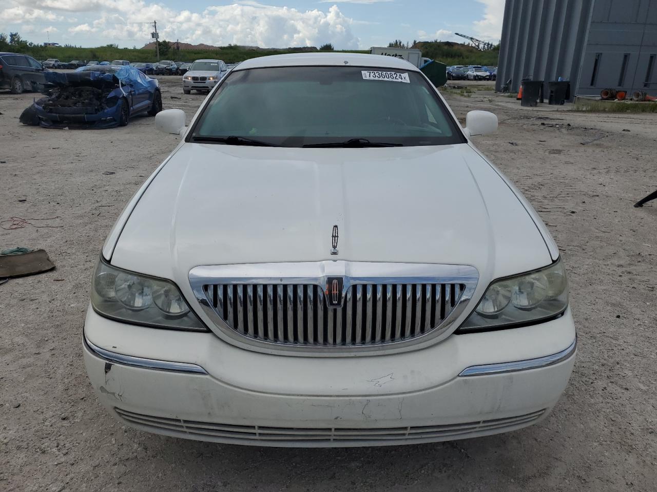 2009 Lincoln Town Car - Image 5