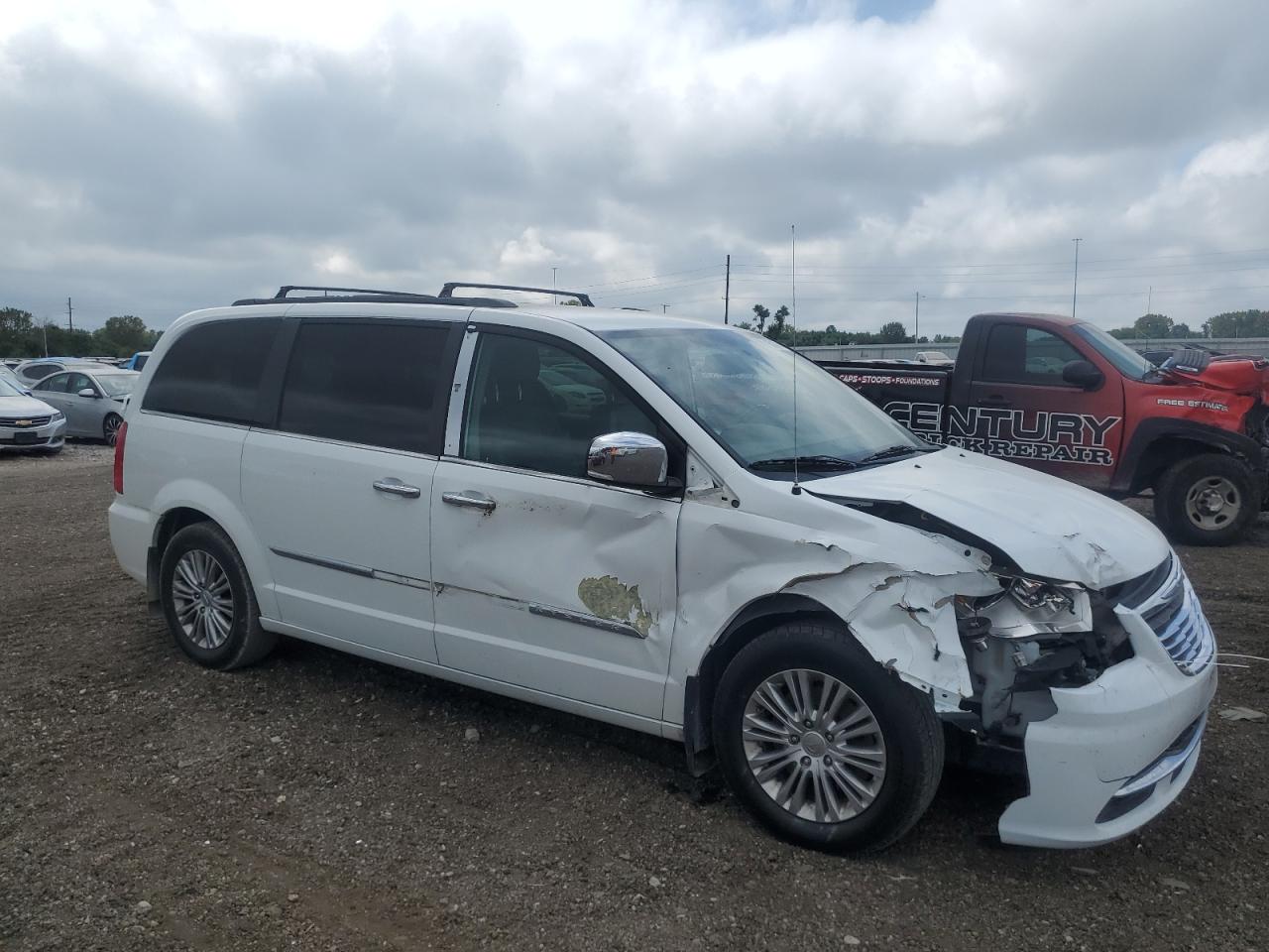 2015 Chrysler Town & Country - Image 4