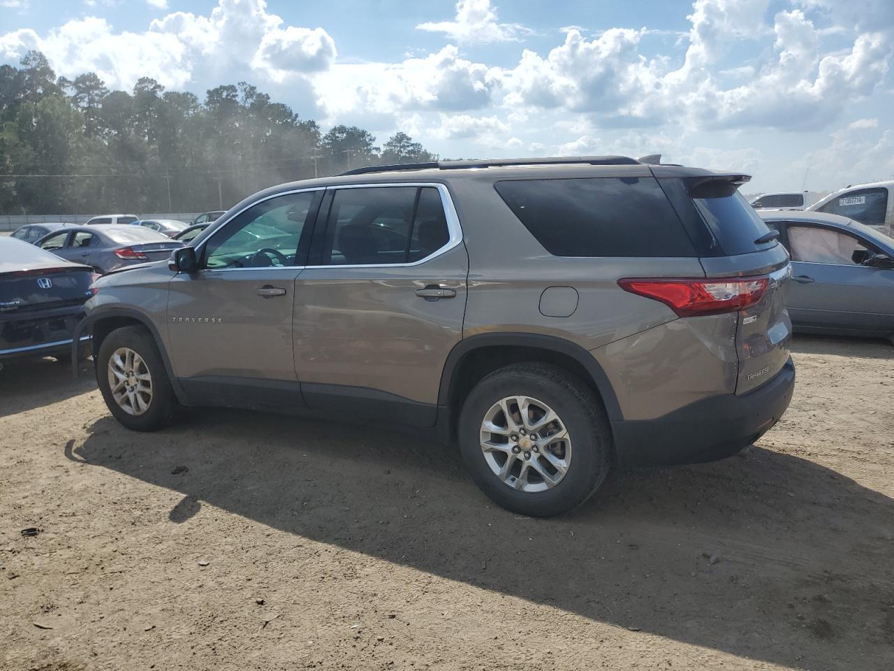 1GNERGKW3KJ220646 2019 CHEVROLET TRAVERSE - Image 2