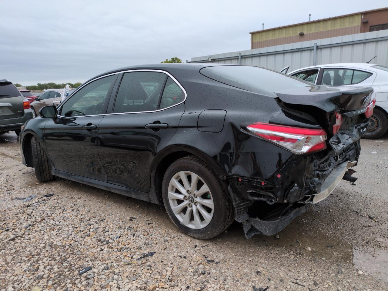 4T1B11HK2JU079677 2018 TOYOTA CAMRY - Image 2