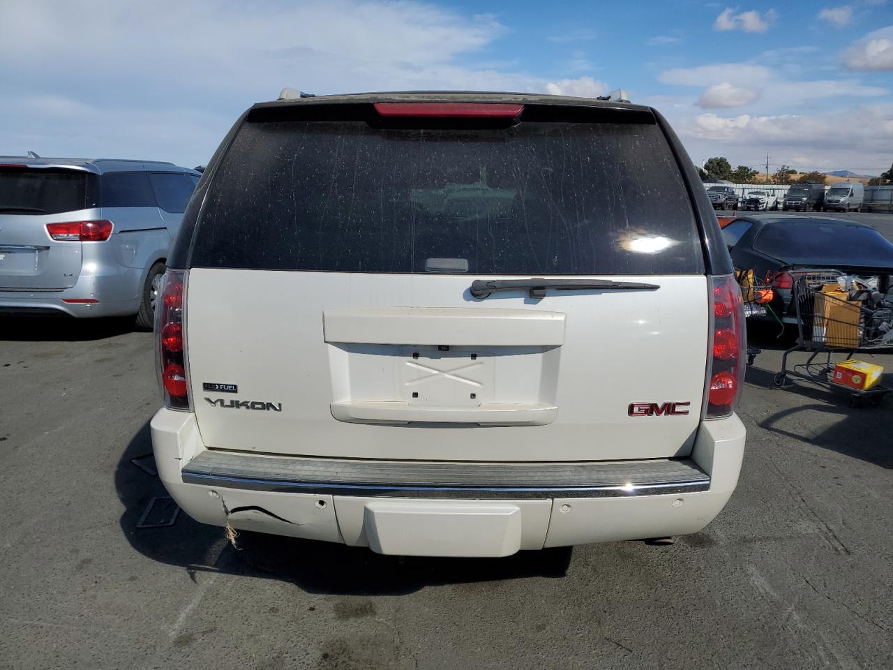 2009 GMC Yukon Denali VIN: 1GKFK03209R195063 Lot: 72285404