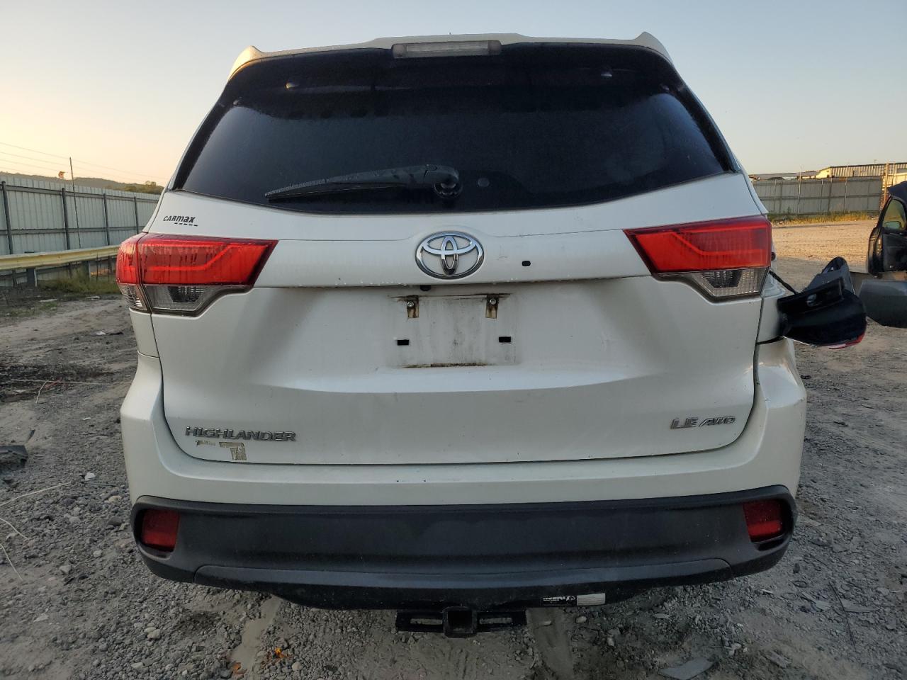 5TDBZRFH5JS912394 2018 Toyota Highlander Le