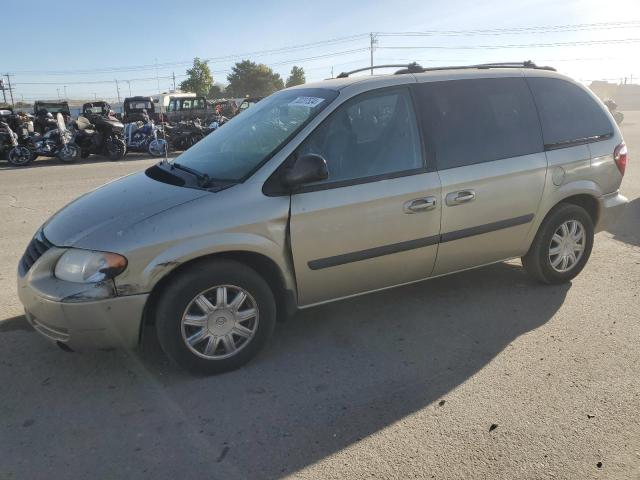 2005 Chrysler Town & Country 