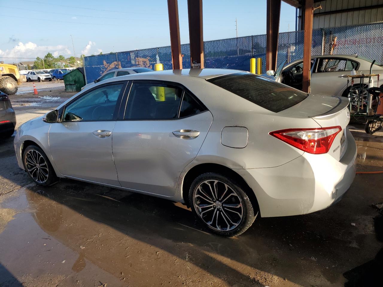 5YFBURHE8FP244799 2015 TOYOTA COROLLA - Image 2