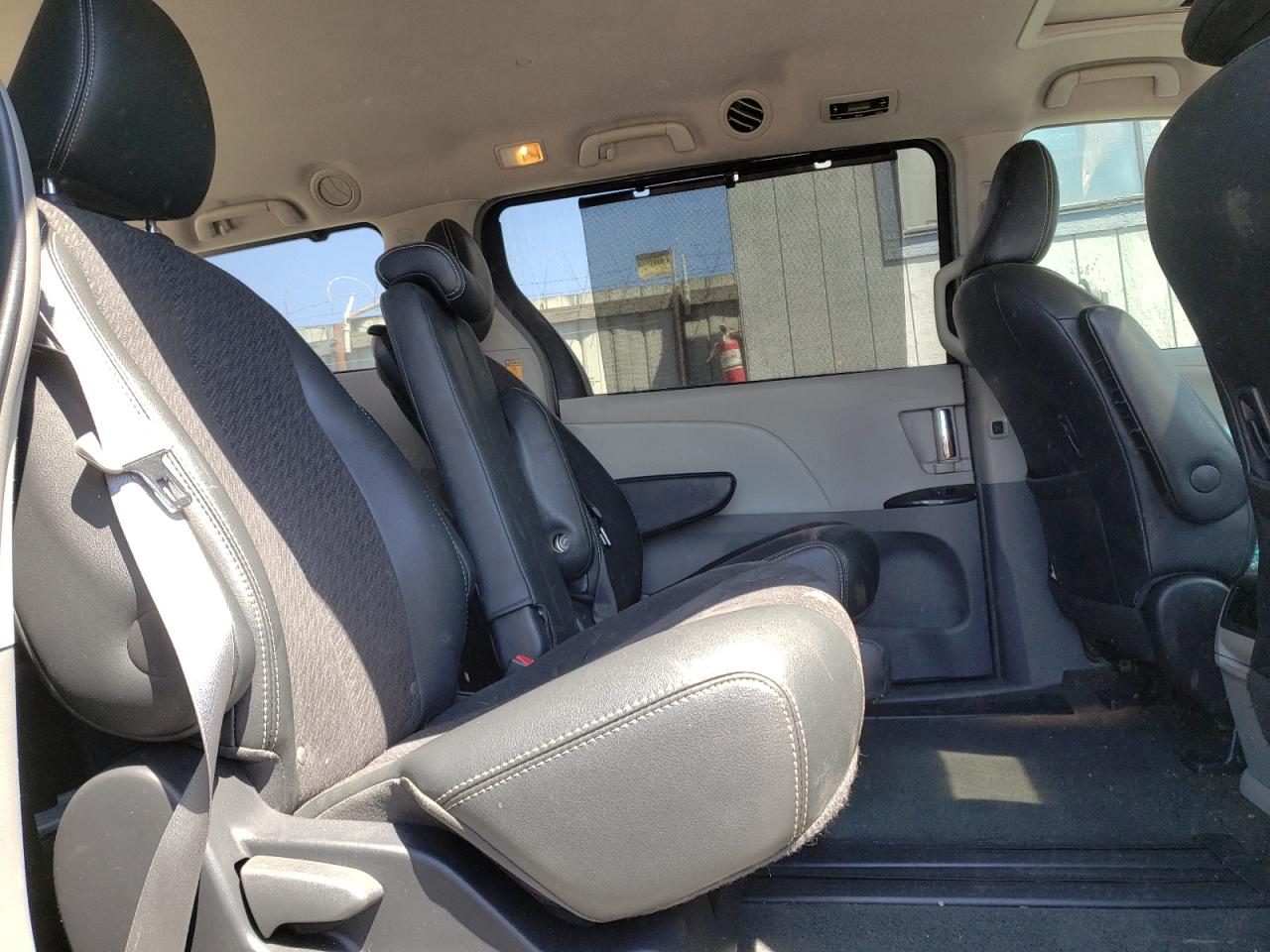 2013 Toyota Sienna - Image 11