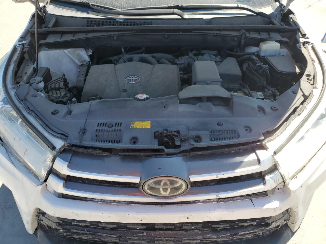 5TDZZRFH3KS293956 2019 Toyota Highlander Le