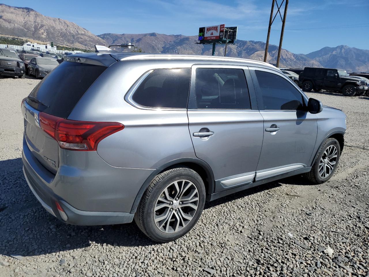2017 Mitsubishi Outlander - Image 3
