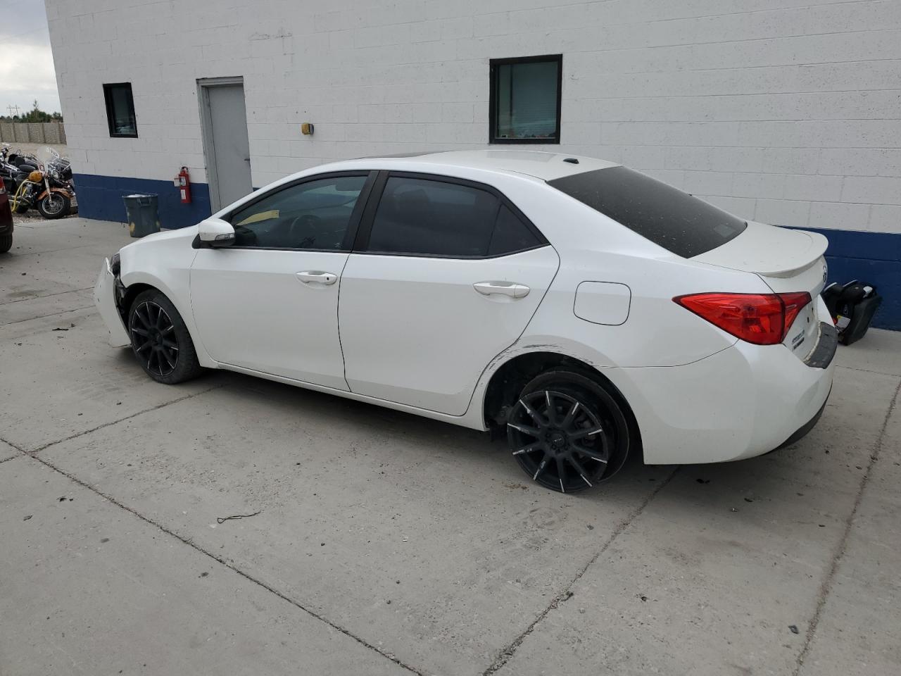 5YFBURHE7HP646011 2017 TOYOTA COROLLA - Image 2