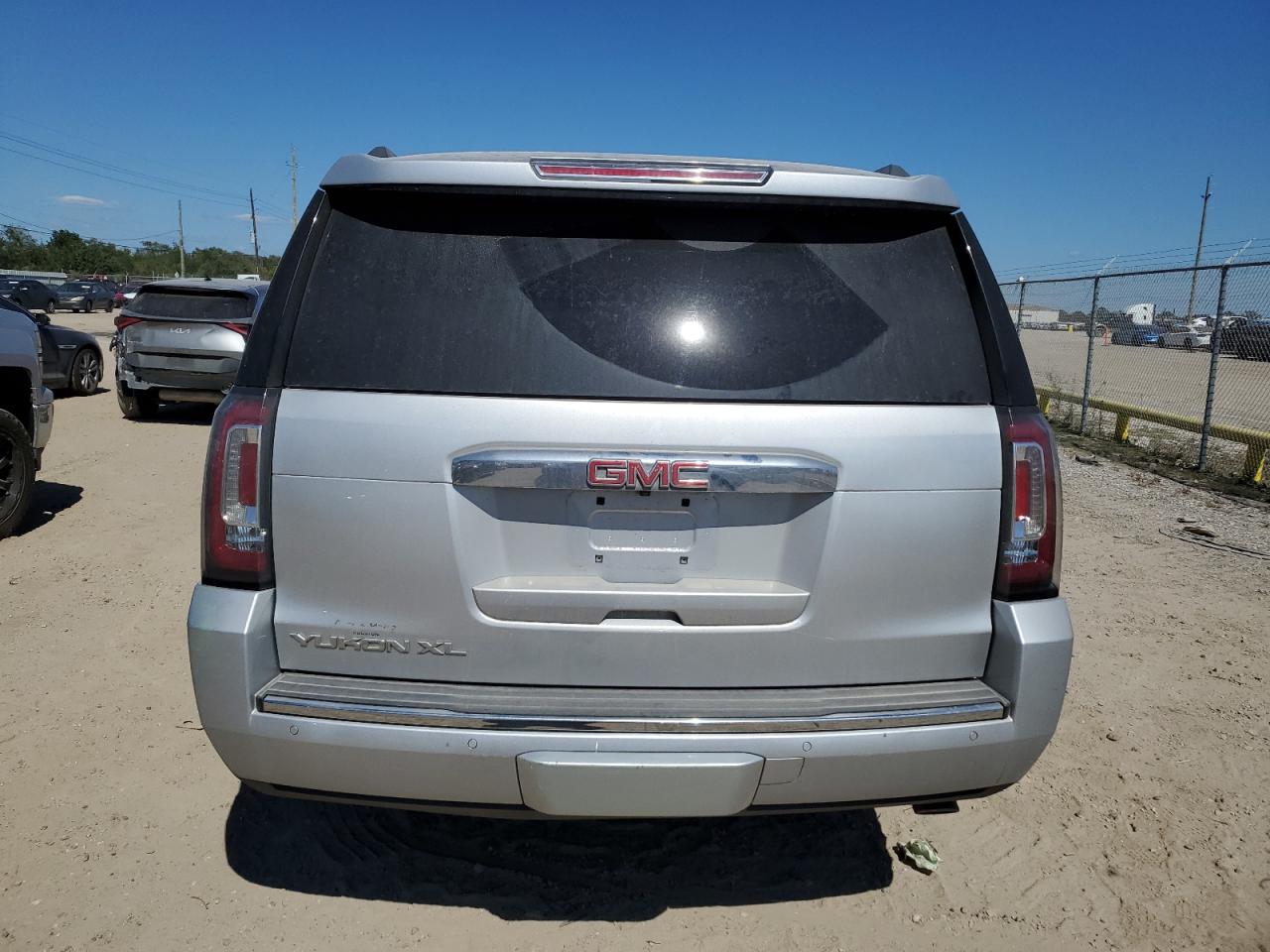 2017 GMC Yukon Xl Denali VIN: 1GKS1HKJ8HR367699 Lot: 72695824