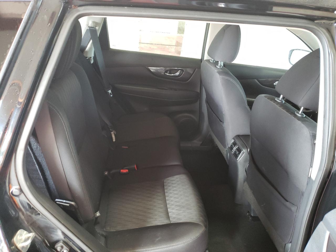 2018 Nissan Rogue - Image 11