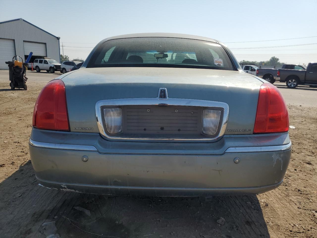 2005 Lincoln Town Car Signature VIN: 1LNHM81W05Y617086 Lot: 70684554