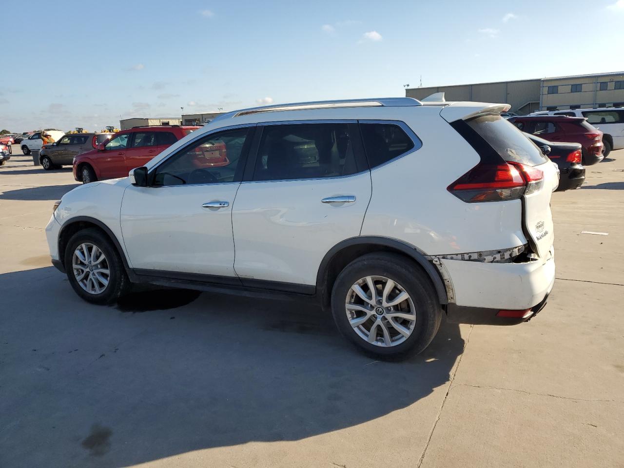 KNMAT2MT3JP525168 2018 NISSAN ROGUE - Image 2