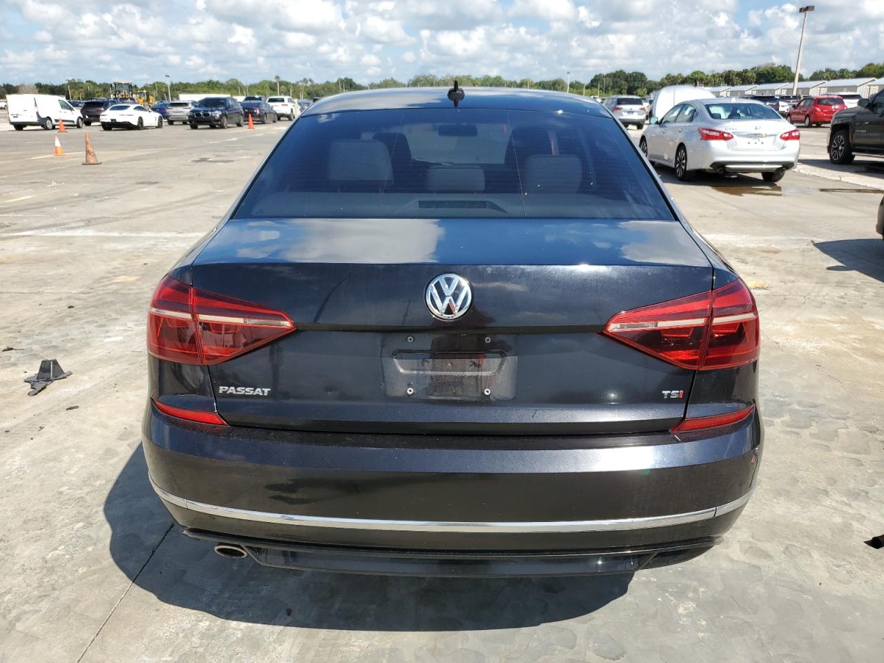 1VWAA7A37JC003008 2018 Volkswagen Passat S