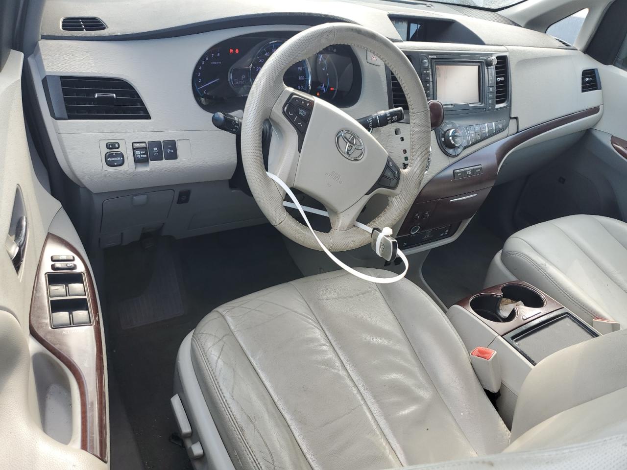 2012 Toyota Sienna - Image 8