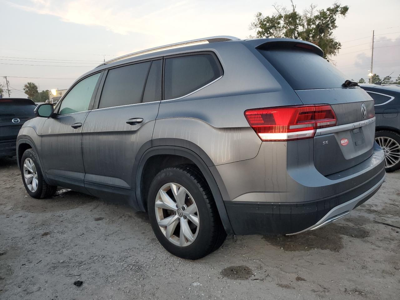 1V2DR2CAXKC533867 2019 VOLKSWAGEN ATLAS - Image 2