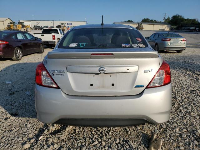  NISSAN VERSA 2015 Srebrny