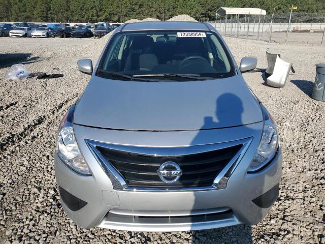  NISSAN VERSA 2018 Серебристый