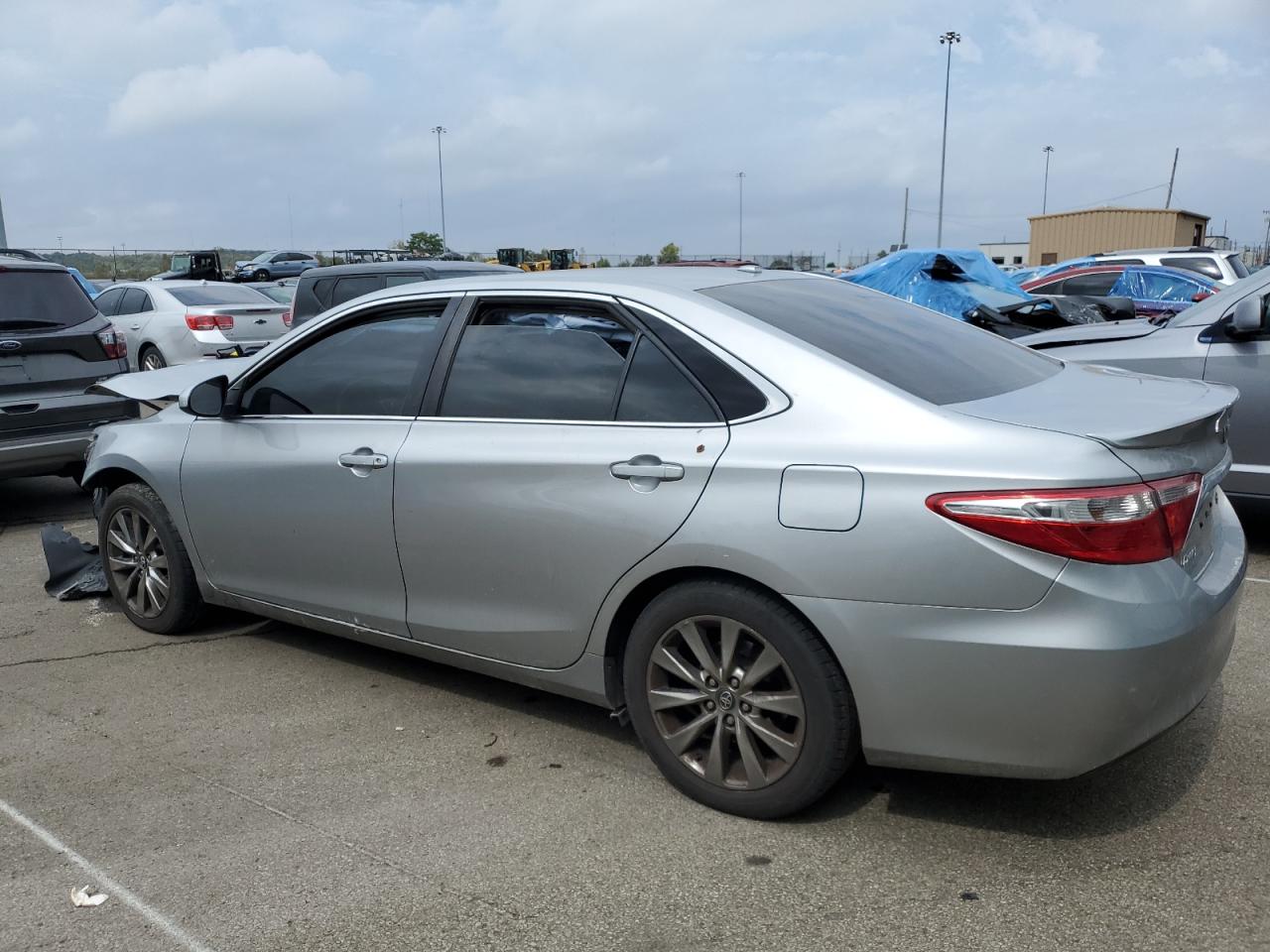 4T1BF1FK0HU673618 2017 TOYOTA CAMRY - Image 2