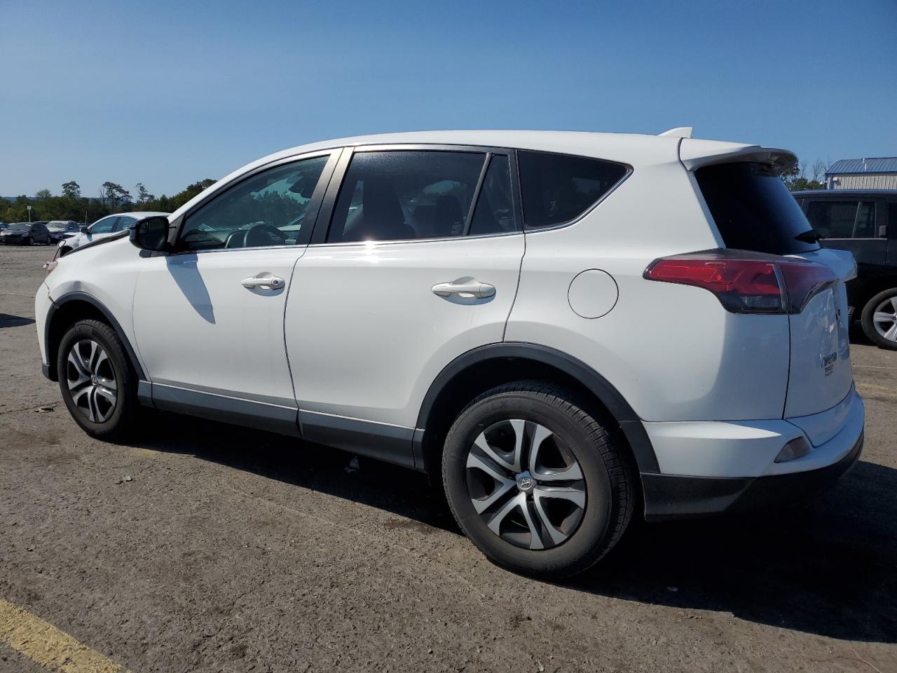 JTMBFREV1JJ203328 2018 TOYOTA RAV 4 - Image 2