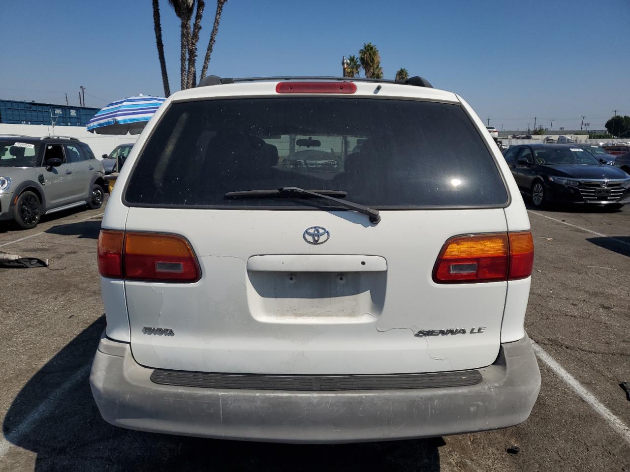 1998 Toyota Sienna Le VIN: 4T3ZF13C1WU085436 Lot: 73013874