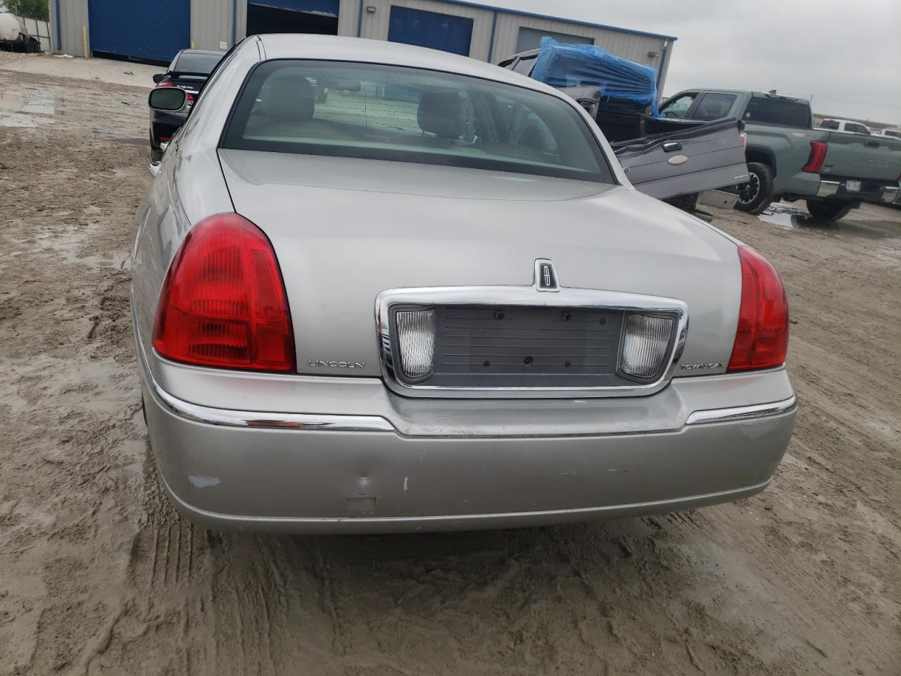 2007 Lincoln Town Car Signature VIN: 1LNHM81W57Y631150 Lot: 71833084